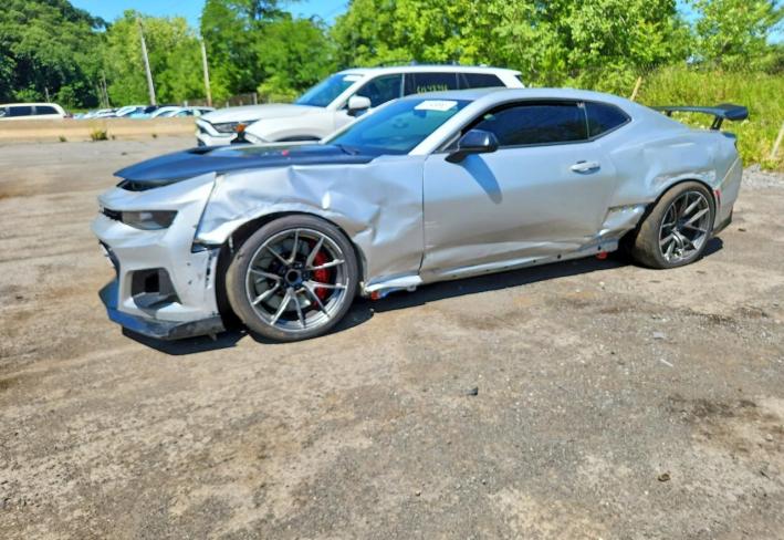 Salvage 2018 Chevrolet Camaro Zl1 in Серебристый