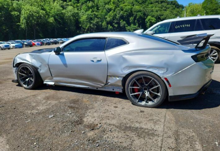 Salvage 2018 Chevrolet Camaro Zl1 in Серебристый