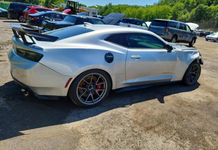 Salvage 2018 Chevrolet Camaro Zl1 in Серебристый
