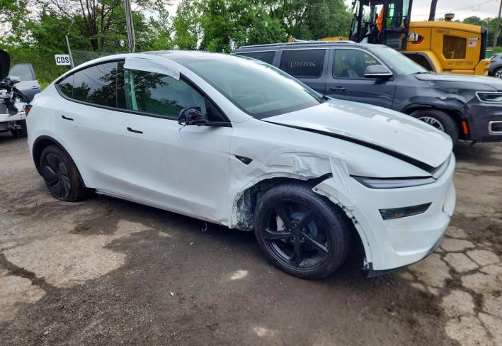 Salvage 2026 Tesla Model Y  in Белый