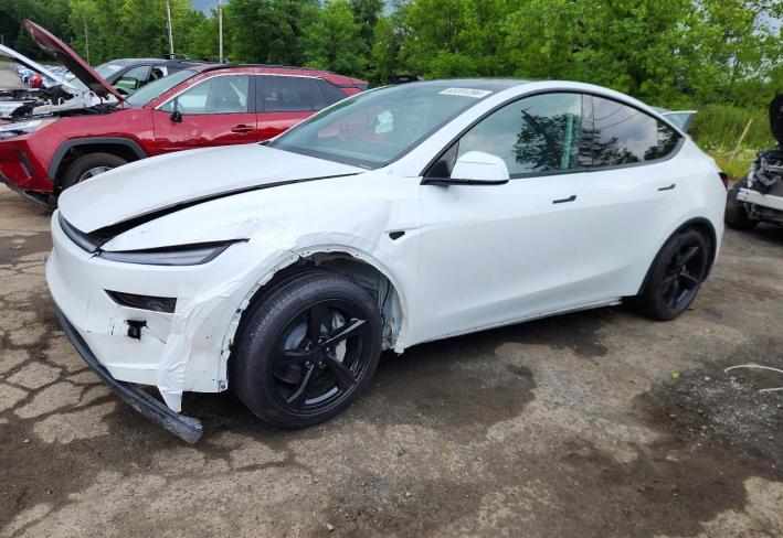 Salvage 2026 Tesla Model Y  in Белый