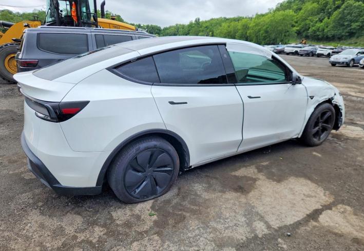 Salvage 2026 Tesla Model Y  in Белый