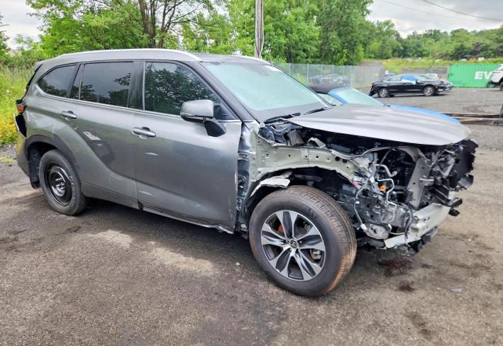 Salvage 2026 Toyota Highlander Xle in Gray