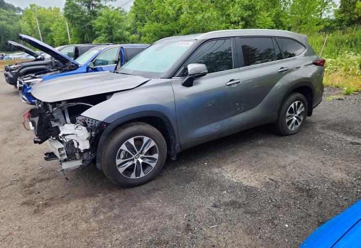 Salvage 2026 Toyota Highlander Xle in Gray