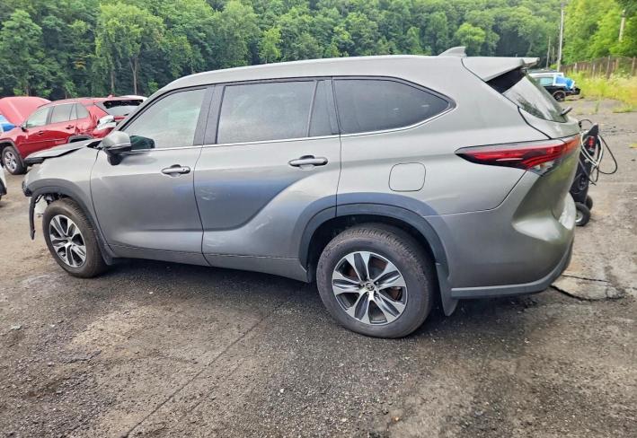 Salvage 2026 Toyota Highlander Xle in Gray