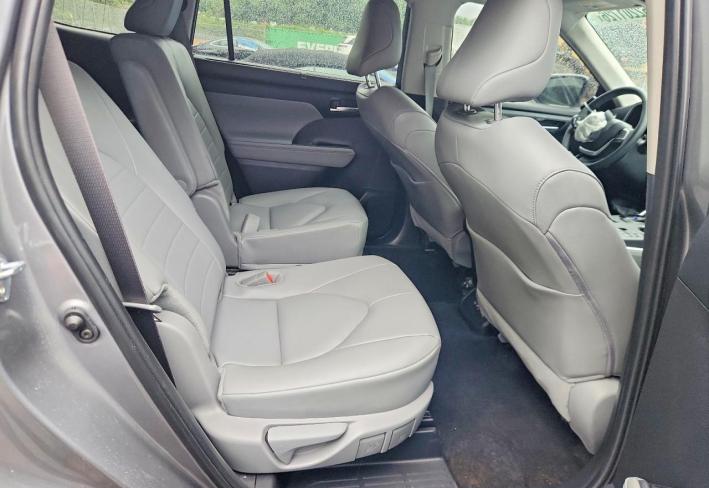 Salvage 2026 Toyota Highlander Xle in Gray
