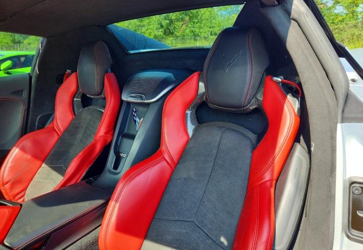Salvage 2021 Chevrolet Corvette Stingray 3lt in Серебристый