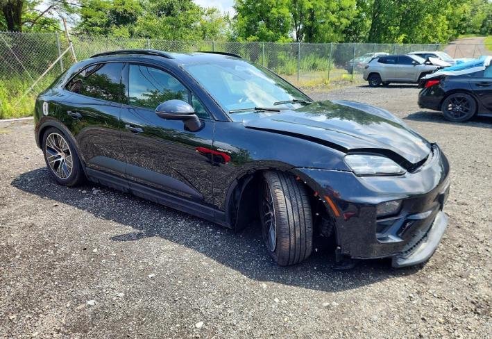 Salvage 2025 Porsche Macan 4s in Black