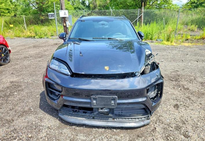 Salvage 2025 Porsche Macan 4s in Black