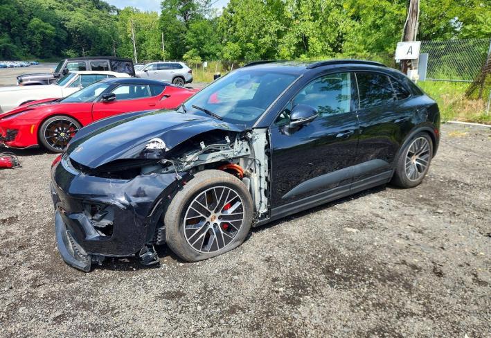Salvage 2025 Porsche Macan 4s in Black