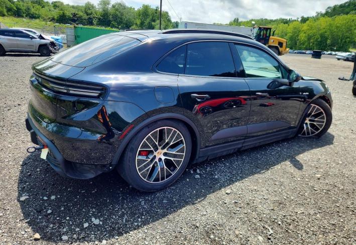 Salvage 2025 Porsche Macan 4s in Black