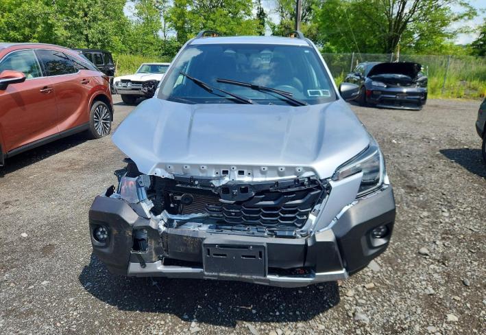 Salvage 2025 Subaru Forester Wilderness in Серебристый