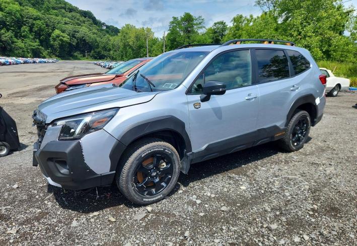Salvage 2025 Subaru Forester Wilderness in Серебристый
