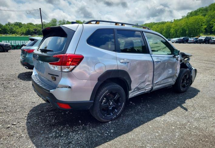 Salvage 2025 Subaru Forester Wilderness in Серебристый