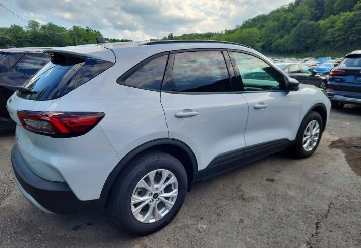 Salvage 2025 Ford Escape Active in Белый