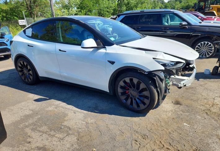 Salvage 2022 Tesla Model Y  in White
