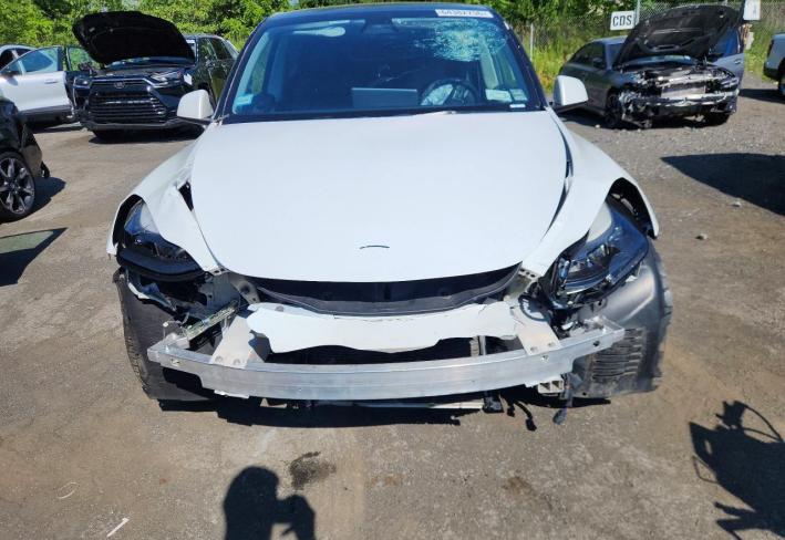 Salvage 2022 Tesla Model Y  in White
