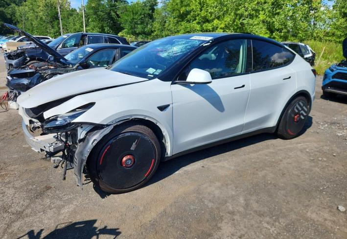 Salvage 2022 Tesla Model Y  in White