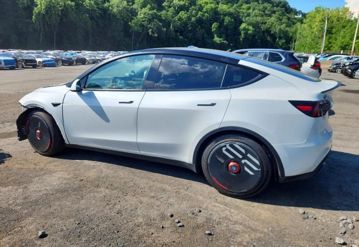 Salvage 2022 Tesla Model Y  in White