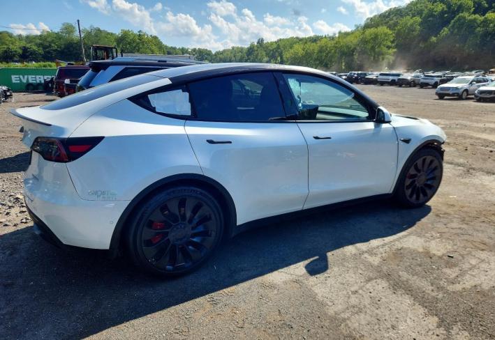 Salvage 2022 Tesla Model Y  in White