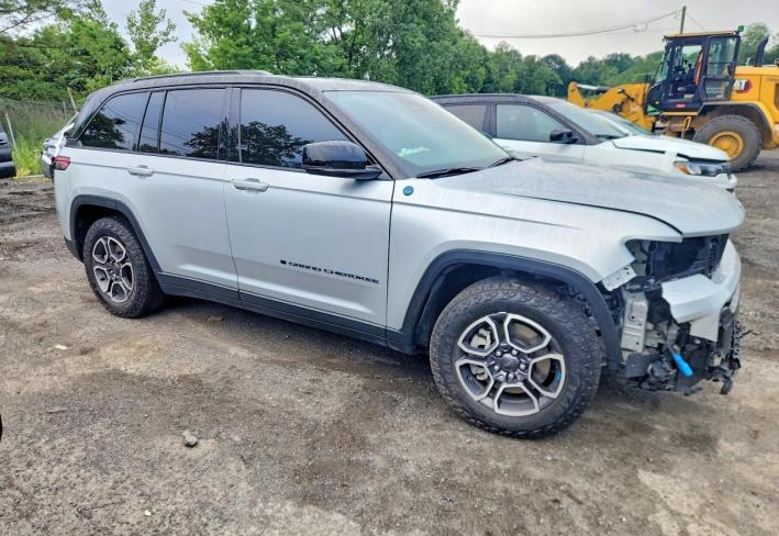 Salvage 2022 Jeep Grand Cherokee Trailhawk 4xe in Silver