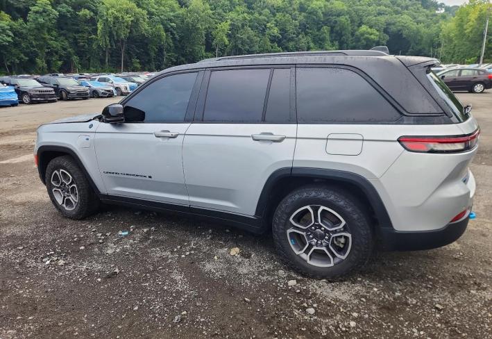 Salvage 2022 Jeep Grand Cherokee Trailhawk 4xe in Silver