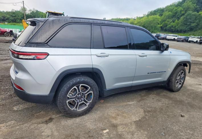 Salvage 2022 Jeep Grand Cherokee Trailhawk 4xe in Silver