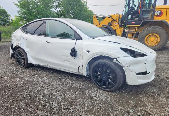 Salvage 2023 Tesla Model Y  in White