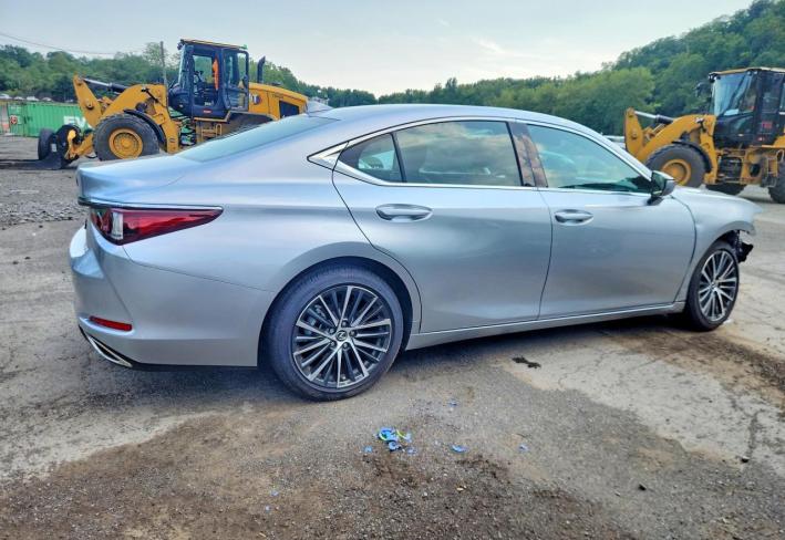 Salvage 2025 Lexus Es 350  in Silver