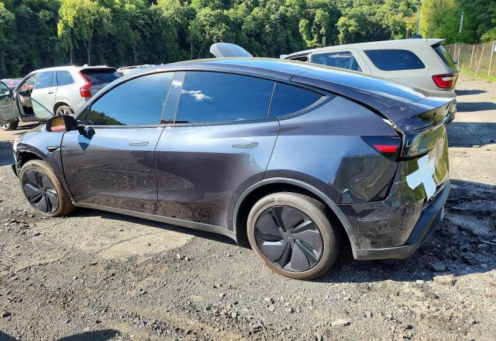 Salvage 2026 Tesla Model Y  in Черный