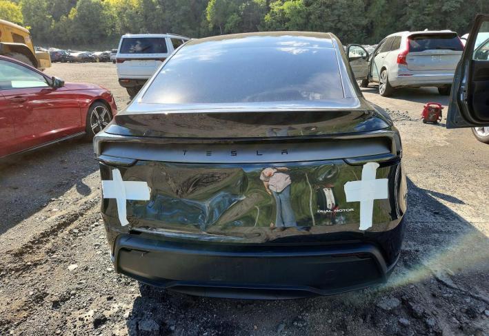 Salvage 2026 Tesla Model Y  in Черный