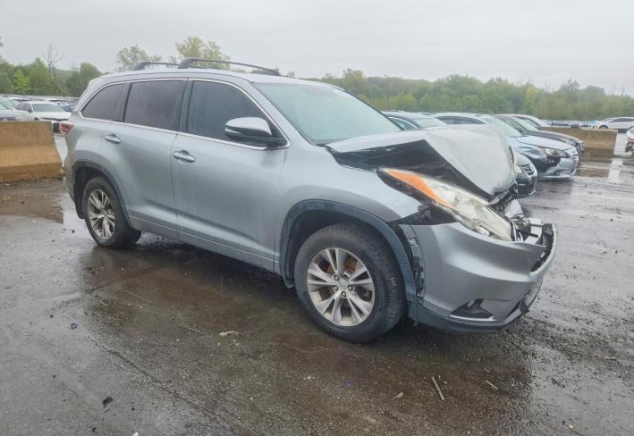 Salvage 2015 Toyota Highlander Xle in Серый