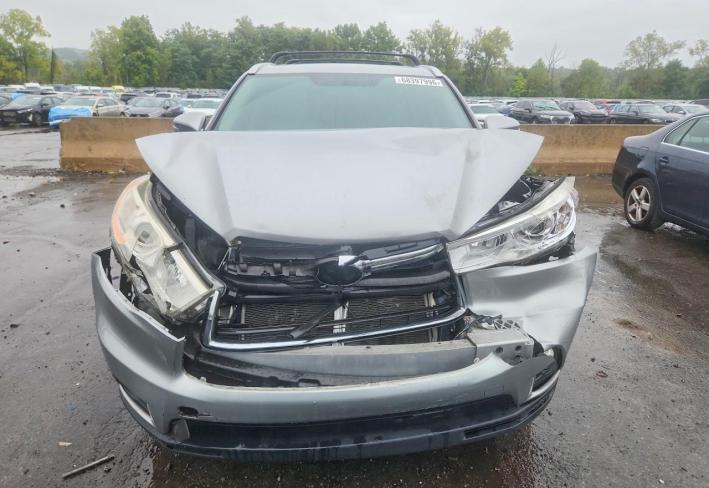 Salvage 2015 Toyota Highlander Xle in Серый