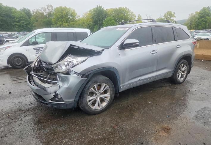 Salvage 2015 Toyota Highlander Xle in Серый