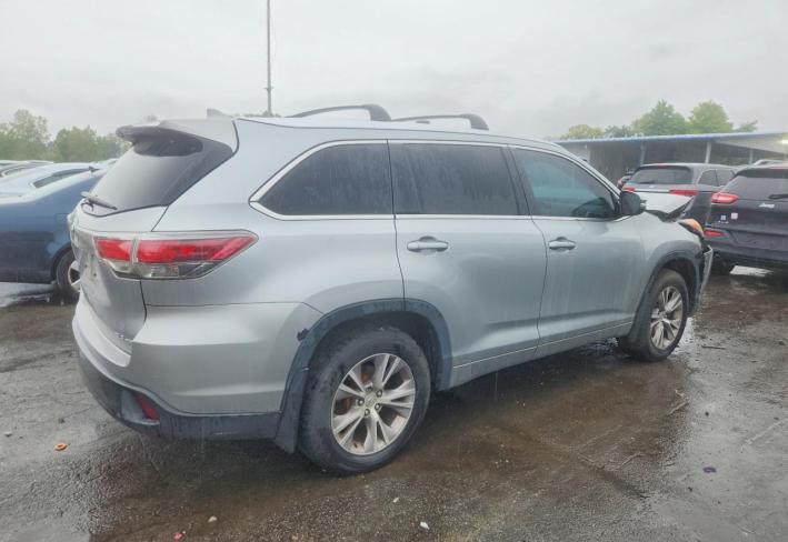 Salvage 2015 Toyota Highlander Xle in Серый