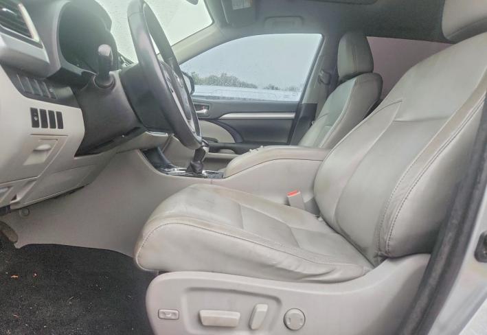 Salvage 2015 Toyota Highlander Xle in Серый
