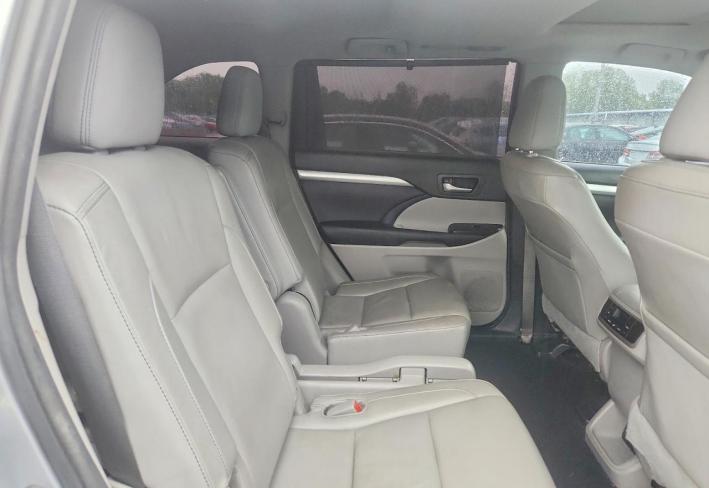 Salvage 2015 Toyota Highlander Xle in Серый