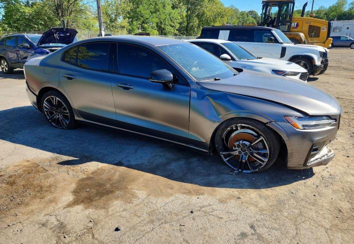 Salvage 2021 Volvo S60 T6 R-design in Gray