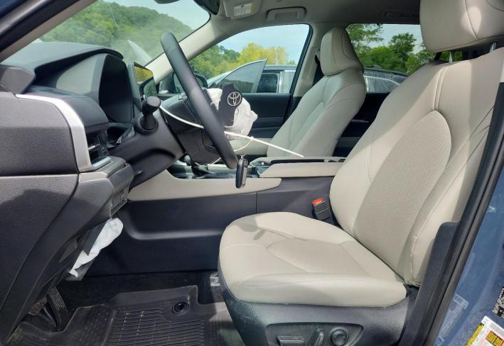 Salvage 2025 Toyota Grand Highlander Hybrid Xle in Blue