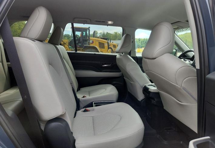 Salvage 2025 Toyota Grand Highlander Hybrid Xle in Blue