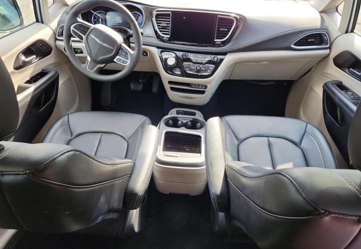 Salvage 2024 Chrysler Pacifica Hybrid Select in Серый