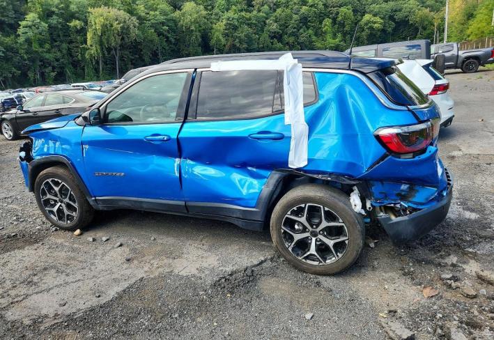Salvage 2026 Jeep Compass Limited in Синий