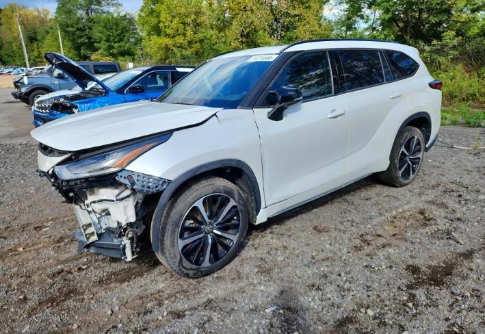 Salvage 2022 Toyota Highlander Xse in Белый