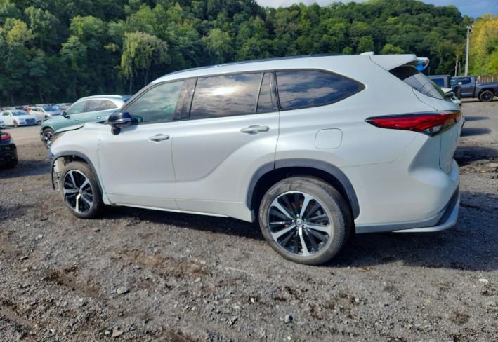 Salvage 2022 Toyota Highlander Xse in Белый