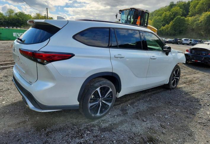 Salvage 2022 Toyota Highlander Xse in Белый