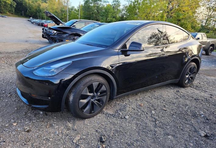 Salvage 2025 Tesla Model Y  in Черный