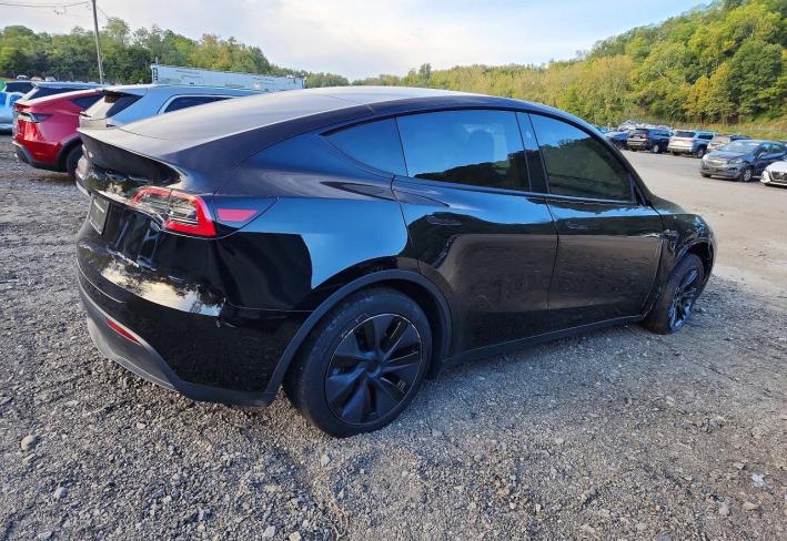 Salvage 2025 Tesla Model Y  in Черный