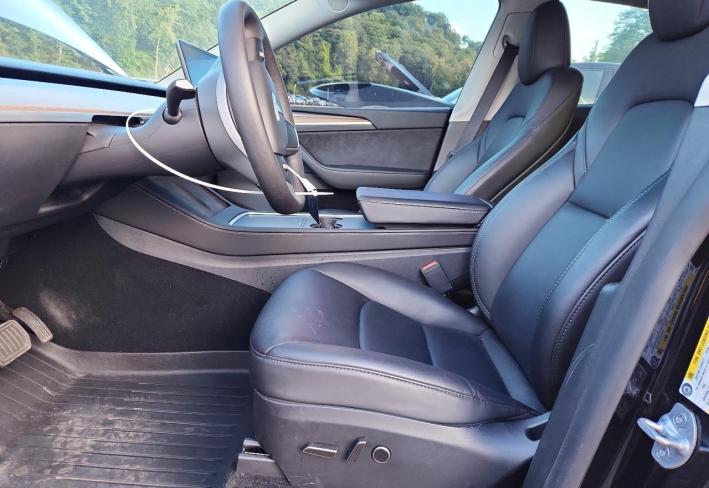 Salvage 2025 Tesla Model Y  in Черный