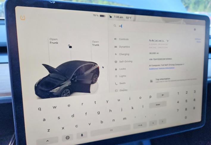 Salvage 2025 Tesla Model Y  in Черный
