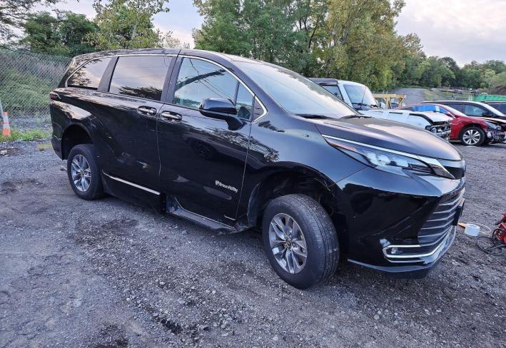 Salvage 2024 Toyota Sienna Braunability in Черный